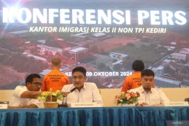 Penindakan dua WNA pelanggar hukum keimigrasian di Kediri