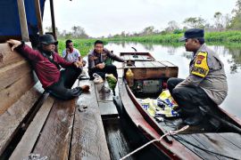 Susuri sungai, Kapolsek Kerumutan sampaikan pilkada damai ke nelayan