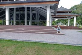 Plafon aula RTH Pagutan Mataram dipasang untuk beri nilai estetika