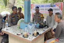 Jurus Kapolsek Batang Gansal ajak Suku Talang Mamak berpartisipasi di pilkada