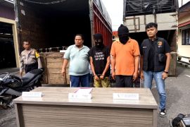 Polres Padang Panjang amankan dua pria terkait pencurian rel kereta api (Video)