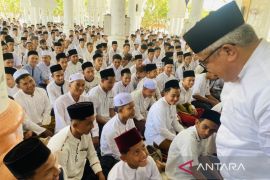 Cagub Bustami janjikan keterampilan kerja bagi santri dan layanan kesehatan di pesantren