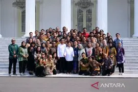 Presiden Jokowi ajak pegawai hingga wartawan foto bersama jelang purnatugas