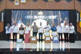 Pemkab Kubu Raya beri penghargaan bagi petugas layanan masyarakat