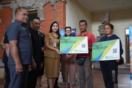 528 pedagang di Gianyar terima kartu BPJS Ketenagakerjaan