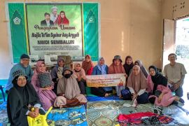 Pengmas FEB UI edukasi pengembangan produk baru dari kain tenun Lombok