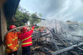 Dua rumah warga Desa Babulang Lampung Damkar dilalap api