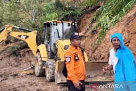 BPBD Tapsel berjibaku evakuasi material dari badan jalan tertimbun longsor