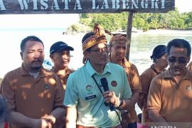 Menparekraf serahkan Kima Boe untuk dibudidayakan di wisata Labengki