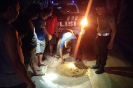 Satlantas Polres Sekadau bersama warga tambal jalan di Sekadau