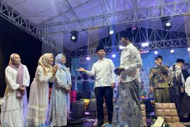 Emil Dardak didoakan Dzurriyah Ploso di peringatan 1 Abad Ponpes Al Falah