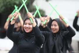 Senam pound fit massal memperingati hari kesehatan mental