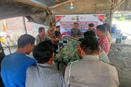 Polsek Pinggir sampaikan pemilu damai ke warung-warung