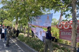 Tim gabungan di Denpasar copot baliho pilkada yang melanggar