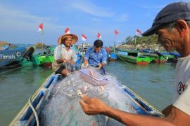 PT Timah intensifkan gerakan bansos - ketahanan pangan warga Desa Beriga