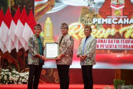 Pemecahan rekor MURI mewarnai batik terpanjang