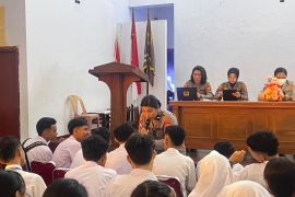 Polwan Polda Maluku lakukan program edukasi larangan peredaran narkoba di sekolah