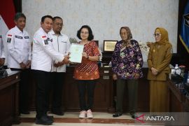 Pemkot Surabaya beri kepastian hukum pemegang "Surat Ijo", 39 Sertifikat HGB di atas HPL diserahkan