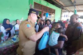 Pemkot Sorong salurkan paket gizi bagi ibu hamil dan bayi cegah stunting
