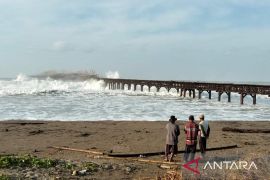 Tiga nelayan hilang, puluhan terjebak akibat ombak terjang dermaga