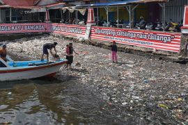 Sampah plastik berserakan di Dermaga Kayu Bangkoa Page 1 Small