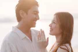 Momen romantis di tepi pantai, Harris Vriza resmi lamar Haviza Devi Anjani!