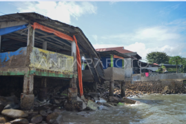 Gelombang pasang rusak bangunan di Padang Page 1 Small