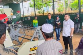 DPRD Kalsel serahkan tiga unit "super combine" mesin panen padi untuk petani Tanbu