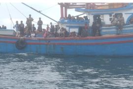 Panglima Laot salurkan logistik untuk Rohingya di laut Aceh Selatan