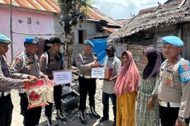 Propam Polda Sultra bagi sembako ke warga di daerah 3T