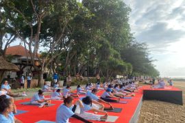 Sanur Festival tarik puluhan peserta ikut yoga di pantai