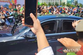 Presiden Jokowi lambaikan tangan ke wargasaat melintasi Bundaran HI