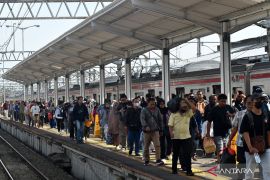 Rayakan pelantikan presiden dan wapres, tarif KRL Commuter Line hanya Rp1 