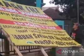 Pemkab Bogor turunkan baliho "tanah sengketa" di Puskesmas Cileungsi