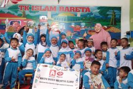 Dorong literasi anak, Alfamidi dan SGM Eksplor salurkan buku bacaan di Sulut