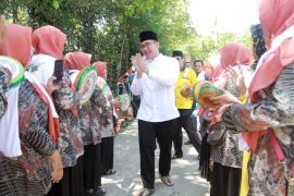 Andika Hazrumy akan tuntaskan pembangunan jalan poros desa