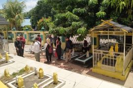 Melestarikan cagar budaya makam Embung Fatimah di Pulau Penyengat