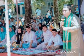 Seloroh Bobby lihat jalan rusak di Labusel: Ayam saja terbang hindari lubang