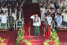 Pj Bupati Bogor Bachril Bakri kenakan sarung pimpin upacara Hari Santri