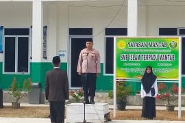 Kapolsek Sabak Auh pimpin upacara Hari Santri Nasional di Ponpes Hidayatul Qur'an