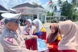 Polres Pesisir Barat bagikan brosur tertib berlalu lintas