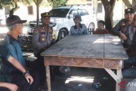 Bersantai di rumah warga, Polsek Rengat Barat sampaikan pesan damai