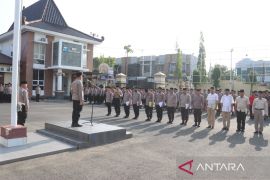 Polres Pamekasan sambut Hari Santri dengan menggelar upacara berkopiah