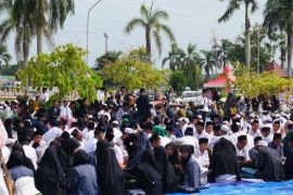 Pjs Bupati Kukar  "beseprah" dengan ribuan santri