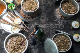 Tradisi memasak nasi kebuli untuk haul di Solo Page 1 Small