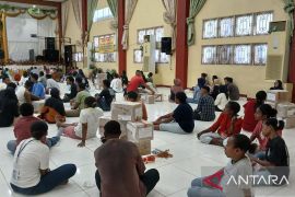 KPU Kota Sorong libatkan ratusan orang lipat surat suara