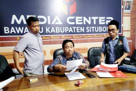Bawaslu-Gakkumdu Situbondo proses hukum kades dukung pasangan calon