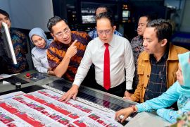 Pj Gubernur Jatim tinjau pencetakan surat suara pilkada