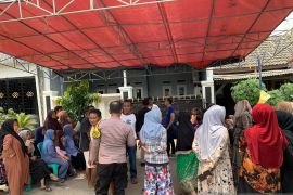Seorang ibu dan satu anaknya ditemukan tewas bunuh diri di Karawang