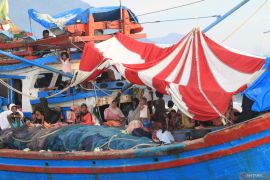 Imigran Rohingya menanti dievakuasi dari perairan Aceh Selatan